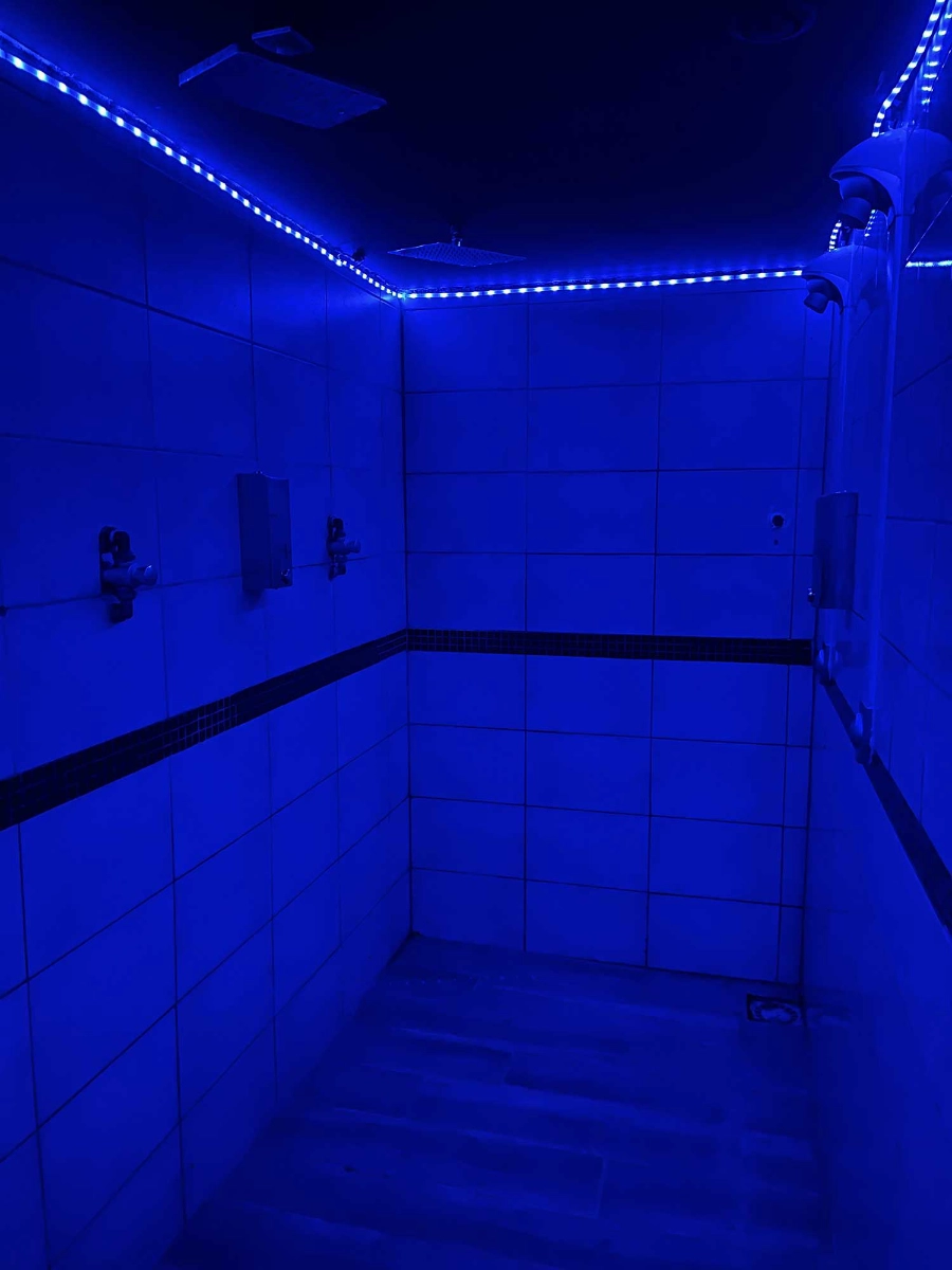 Les douches du Crunch Sauna