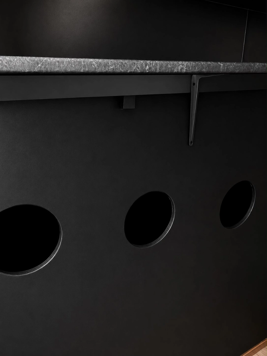 Les gloryholes du Crunch Sauna